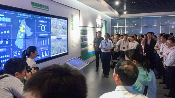 與會領導參觀托普云農(nóng)智慧涼都科技農(nóng)業(yè)云平臺