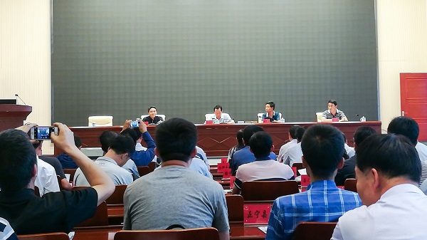 會議現(xiàn)場，崔增團(tuán)做重要講話