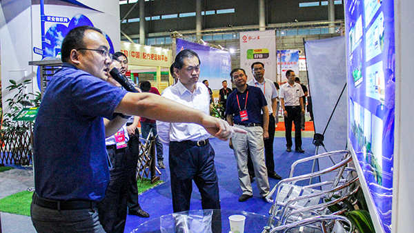 安徽省副省長張曙光聽取托普云農(nóng)介紹省市級大數(shù)據(jù)平臺、病蟲害監(jiān)測預警平臺