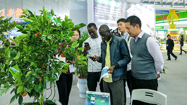 托普云農(nóng)帶來(lái)的新型技術(shù)成果，得到了現(xiàn)場(chǎng)不少訪客的關(guān)注與期待。