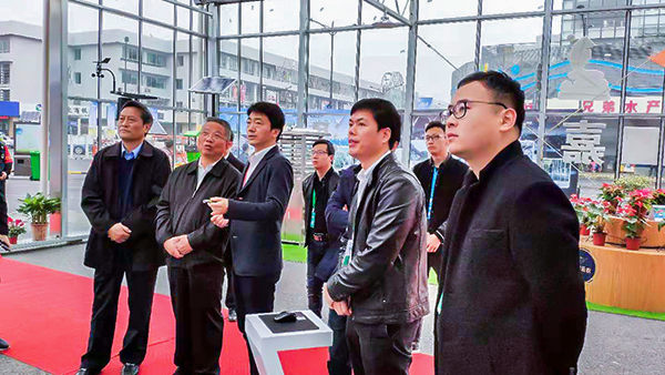 浙江省政協(xié)副主席、黨組成員黃旭明蒞臨展位聽取浙江省數(shù)字農(nóng)業(yè)系統(tǒng)介紹匯報